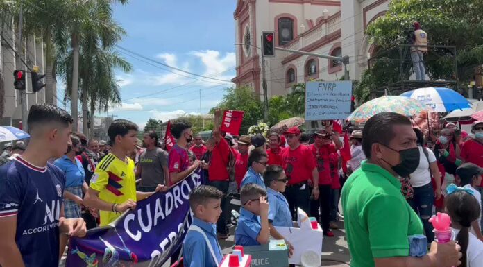 Critican que el FNRP se metió «a la brava» al desfile estudiantil en SPS