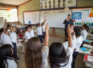 Viceministro de Educación anuncia que el presupuesto aumenta a L. 216 millones para el gremio y que contratarán 1,500 docentes