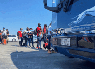 Texas y Florida doblan pulso migratorio a Biden mediante envío de migrantes