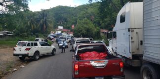 Pobladores realizan tomas en la carretera de Ceibita, Santa Bárbara exigiendo les restablezcan el servicio de energía eléctrica