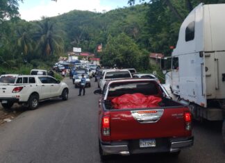 Pobladores realizan tomas en la carretera de Ceibita, Santa Bárbara exigiendo les restablezcan el servicio de energía eléctrica