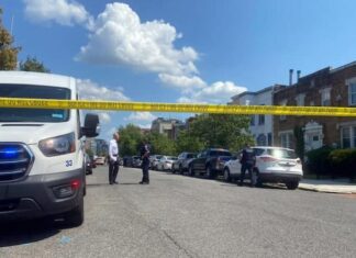 Hallan dos adultos y tres niños muertos por disparos en un domicilio en EE. UU.