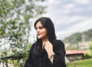 La muerte de la joven detenida por llevar mal el velo sacude a Irán