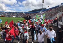 ¡Abucheados! Con silbidos, gritos y lanzándoles bolsas fueron recibidos los representantes de Libre tras su ingreso al Estadio Nacional