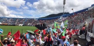 ¡Abucheados! Con silbidos, gritos y lanzándoles bolsas fueron recibidos los representantes de Libre tras su ingreso al Estadio Nacional