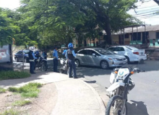 Sancionan a más de cien conductores por estacionarse en zonas no autorizadas en la capital