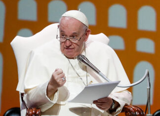 El papa Francisco pide que los migrantes puedan vivir en paz y con dignidad