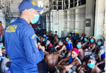 Armada de Colombia decomisa una embarcación con la bandera de Honduras y 99 tripulantes por pesca ilegal