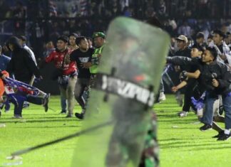 Más de 120 muertos en Indonesia en una de las peores tragedias del fútbol