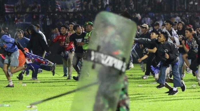 Más de 120 muertos en Indonesia en una de las peores tragedias del fútbol