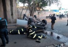 Cuatro personas resultan heridas al precipitarse un taxi de un puente en el bulevar Morazán