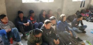 Encuentran a 112 migrantes hacinados en una vivienda del norte de México
