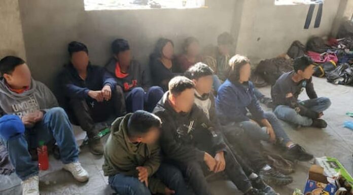 Encuentran a 112 migrantes hacinados en una vivienda del norte de México