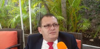 «Dirigir emergencia no es salir a dar vía o repartir gallinas», Amable de Jesús responde a alcalde Roberto Contreras