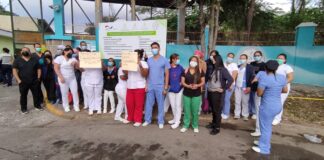 Enfermeras de Puerto Lempira realizan protesta de brazos caídos ante falta de pago