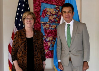 Salvador Nasralla dice que «Con la embajadora Laura Dogu platicamos que no se ven indicios de querer combatir la corrupción»