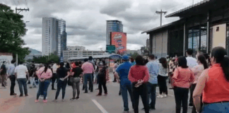 Empleados de Hondutel protestan en Tegucigalpa exigiendo el pago de salarios atrasados