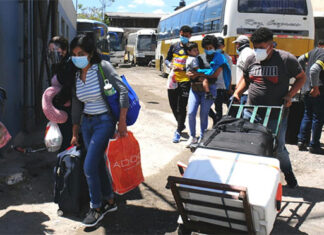 Terminales de buses están abarrotadas por hondureños que inician vacaciones del feriado morazánico