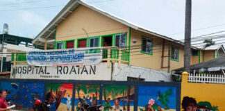 Personal sanitario del hospital de Roatán protesta por falta de siete meses de pago