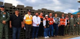 Gobierno entrega material de construcción a pobladores de Guanaja que perdieron casa en incendio