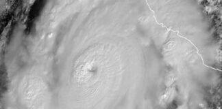 Huracán Roslyn toca tierra como huracán categoría 3 en el estado mexicano de Nayarit