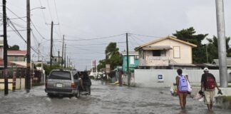El huracán Lisa toca tierra cerca de la Ciudad de Belice con vientos de 140 km/h