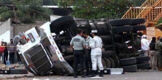 Camión de carga con 40 migrantes centroamericanos vuelca en sureste de México