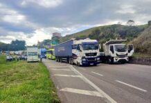 Bolsonaro calla y camioneros exigen un golpe contra la victoria de Lula