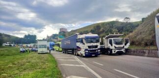 Bolsonaro calla y camioneros exigen un golpe contra la victoria de Lula