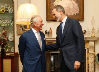 Felipe VI y Carlos III se reúnen en privado en Londres