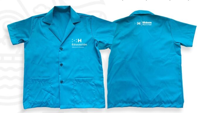 Ante la intención de importar la gabacha del nuevo uniforme, microempresarios dicen que es una “bofetada”