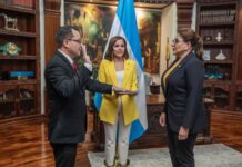 Presidenta Xiomara Castro toma juramento a embajador de Honduras en Rusia