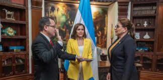 Presidenta Xiomara Castro toma juramento a embajador de Honduras en Rusia