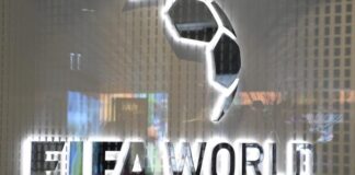 Colectivo LGBTI protesta contra el Mundial ante el Museo de la FIFA en Zúrich