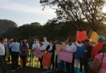 Personal del Hospital del Sur bloquea el paso en la carretera Panamericana