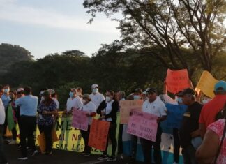 Personal del Hospital del Sur bloquea el paso en la carretera Panamericana