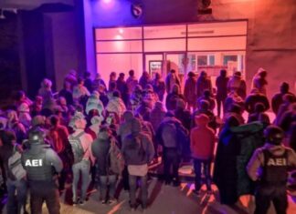 Rescatan a 15 hondureños que viajaban hacinados en un camión en México