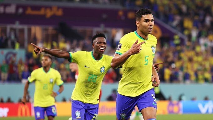 Casemiro manda a Brasil a octavos de final en Qatar