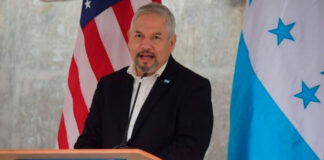 Canciller Reina denuncia abusos en consulados hondureños en EE. UU.