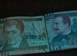 El salario mínimo deberá revisarse si la inflación supera los dos dígitos, según el sector obreros