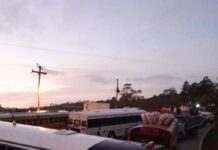 Transportistas de diferentes rutas se toman la salida al sur y exigen un tercer carril