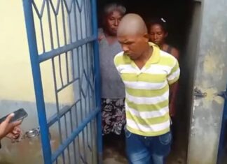 Lo sacan de la cárcel y lo castigan por haber matado a su padre, en La Mosquitia