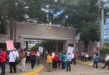 Maestros jubilados exigen beneficios frente a Casa Presidencial