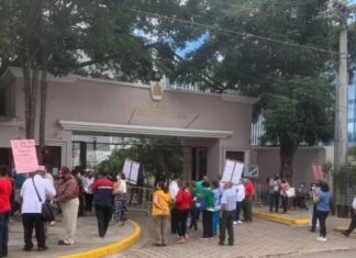 Maestros jubilados exigen beneficios frente a Casa Presidencial