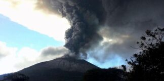 Volcán de El Salvador continúa expulsando gases, sin que se reporten víctimas