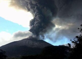Volcán de El Salvador continúa expulsando gases, sin que se reporten víctimas