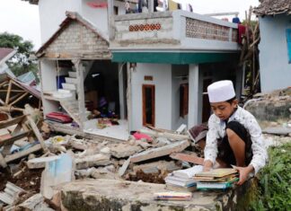 Sube a 318 el número de muertos por el seísmo del lunes en Indonesia