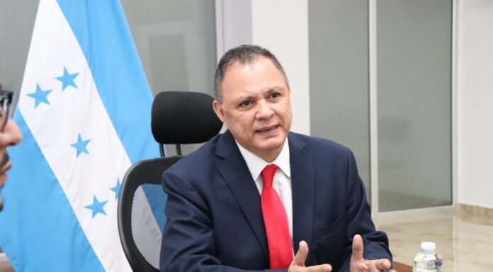 La protesta de los hondureños en Washington es un “show mediático”, dice el vicecanciller Tony García