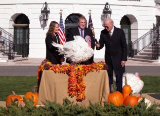 Joe Biden indulta a dos pavos por Acción de Gracias y bromea sobre las elecciones