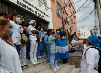 Médicos realizan manifestaciones en Tegucigalpa y amenazan con extenderlo a nivel nacional